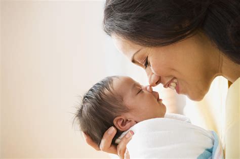 Dip a washcloth in warm water and wash your baby's neck and torso. This Is What Happens to Your Brain When You Look at Your ...
