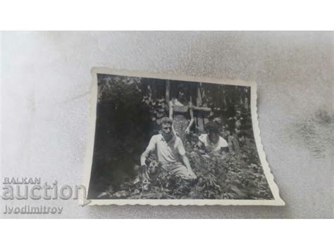Снимка Мъж две жени и куче в двора Стари снимки Изделия от хартия balkanauction