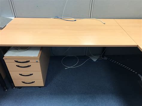 Die genauen maße sind übersichtlich auf den jeweiligen produktdetailseiten in unserem online shop angegeben. 10x Eckschreibtische + 7 Rollcontainer in Stuttgart ...