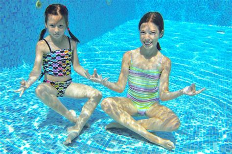 kinder schwimmen im pool unter wasser mädchen haben spaß im wasser stockbild bild von