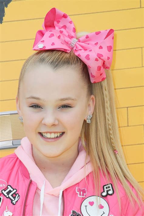 Maddie ziegler's parted half ponytail is the easiest (and cutest!) back