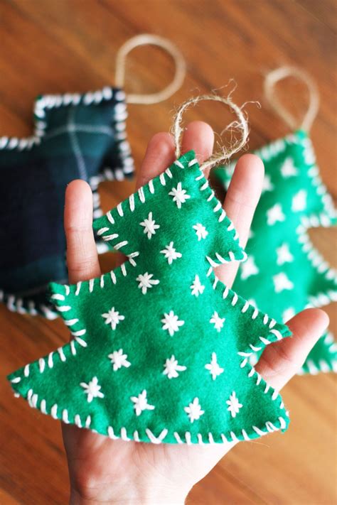 How To Make An Easy Felt Christmas Tree Ornament Make This Cute