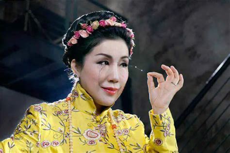 in pictures chinese lady has world s longest eyelashes guinness world records