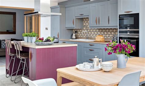 3 sides of the kitchen counters are against the wall, and one counter extends perpendicularly. Kitchen-diner ideas - Kitchen diner ideas for open-plan ...