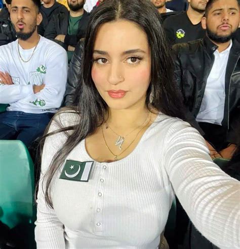 that viral mystery girl in white from pak vs nz match
