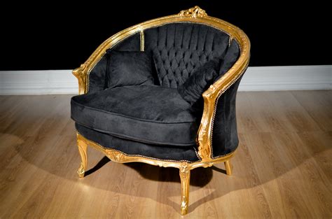 Non solo deve essere comodo, ma anche bello da vedere, perché il divano è il fulcro di una casa. Divano piccolo in foglia dorata e velluto nero, anni '30 ...