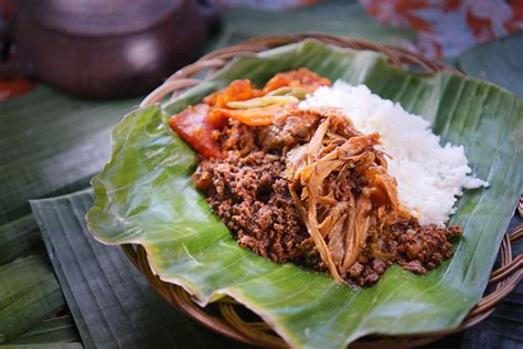 Kebingungan mau masak apa buat tukang yang lagi kerja di rumah. Nasi Gudeg Ayam Suwir - Gudeg Yu Djum Pusat
