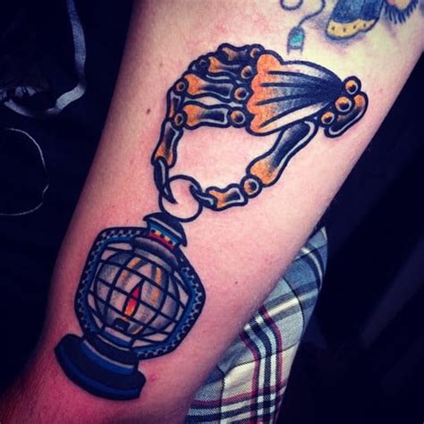 Maybe you would like to learn more about one of these? Tatuaje de una calavera y una lámpara - Tatuajesxd