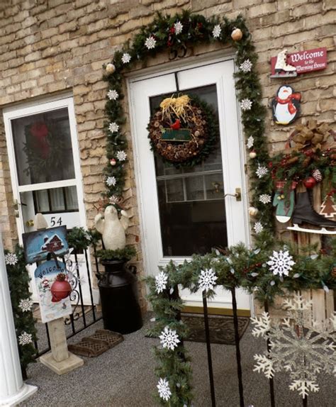 Mit einer weihnachtlichen dekoration im haus feiern die menschen in ihren wohnungen und häusern die vorfreude. Weihnachtsdeko für außen - tolle Ideen, die Sie ...