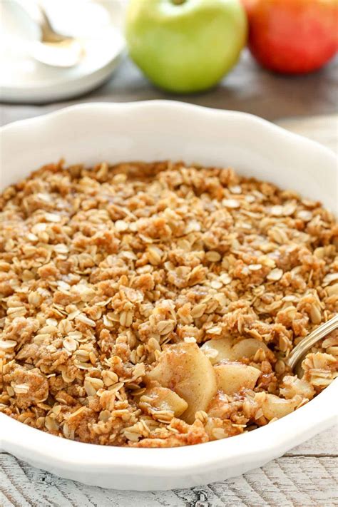 An Easy Cinnamon Apple Crisp Recipe Made With Sliced Apples And A