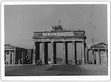 Berlin ist wieder hauptstadt deutschlands seit 1990. LeMO-Objekt: Foto des beschädigten Brandenburger Tors mit ...
