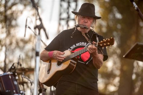 Harvest The Hope Neil Young And Willie Nelson In Concert Bold Nebraska