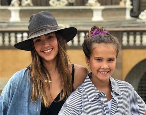 Jessica Alba And Her Daughter Dance In Matching Outfits In The New Video Demotix