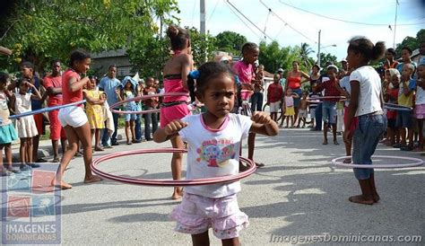 Con el dominó nos internamos en terreno de bares mugrientos, abuelos escandalosos sentados alrededor de una mesa o plazas de parques, ambientes habituales en los que. juegos dominicanos - Buscar con Google | Fair grounds