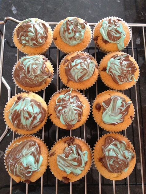 If you are a no fuss, all around chocolate fan, this cake is for you. Chocolate marble decoration. Melt chocolate Add food colouring Put blobs of chocolate on cake ...