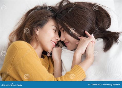 Het Paar Van Homoseksuele Vrouwen Op Wit Bed Lesbiennes Aziatische
