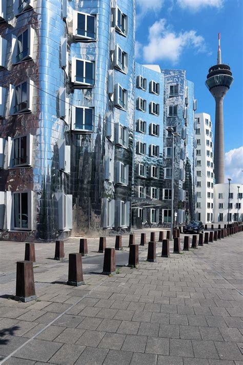 Visitando il complesso der neue zollhof potrete ammirare da vicino alcune delle architetture più caratteristiche di düsseldorf e scattare foto da cartolina. Von der Silberwelle zum Spektakelhafen - Düsseldorf ...