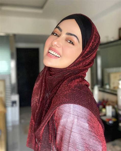 10 Potret Sana Khan Artis Bollywood Yang Makin Memesona Dengan Hijab