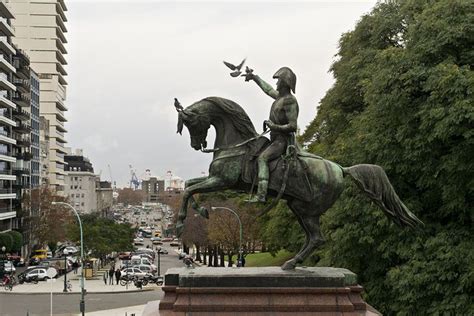El comandante general de la pnp, general césar cervantes, también indicó que ha dispuesto la creación de escuadras para periodistas, a fin de vel. Plaza San Martín, Retiro. Estatua del general San Martín ...