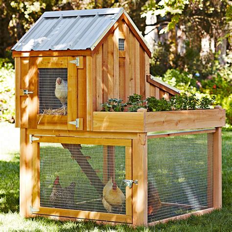 The red and white adds such an amazing rustic feel to this barn style. 10 Pretty and Functional Chicken Coops That Will Inspire