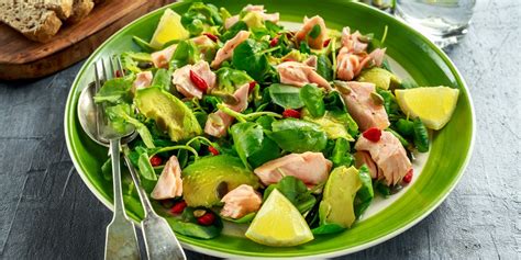 Una grande insalata verde con salmone, pomodori e avocado di solito è ciò che bramo quando voglio mangiare un pasto veloce e sano a basso contenuto di carboidrati. Ricetta Insalata di avocado e salmone facile | Come uno chef
