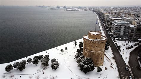 Η θεσσαλονίκη λόγω του ανατολίτικου ταμπεραμέντου της φημίζεται επίσης για την καλή κουζίνα και την αγάπη των κατοίκων της στην καλή ζωή. Η χιονισμένη Θεσσαλονίκη από ψηλά! - YouTube