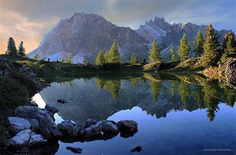 Dolomiti Il Lago Limides Il Lagazuoi Si Specchia Al Tra Flickr