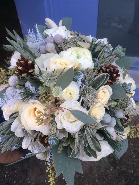 Pine cones for wedding bouquets. Beautiful wintery Bridal Bouquet with mini pine cones and ...