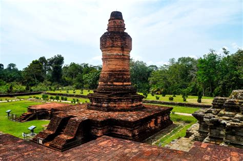 Bentuknya berupa stupa yang jika dilihat secara sekilas terlihat seperti pion catur raksasa. 12 - 15 Mei Mendatang Ribuan Umat Budha Berhimpun di Candi ...