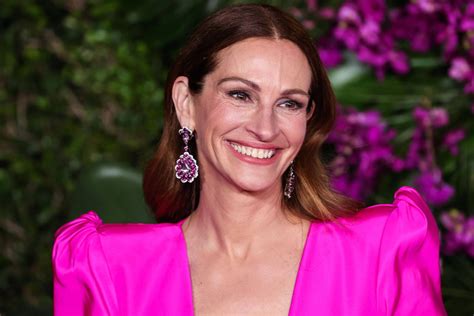 En robe de soirée scintillante, Julia Roberts tente un nouveau style de