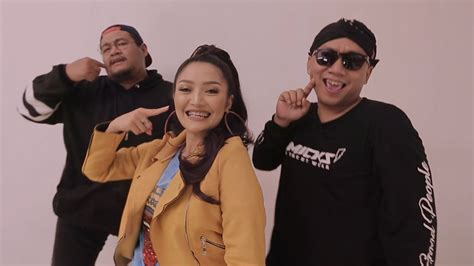 Download lagu lagi syantik lirik mp3 di metro musik. Lirik Lagu RPH & DJ Donall - Lagi Tamvan (feat. Siti ...