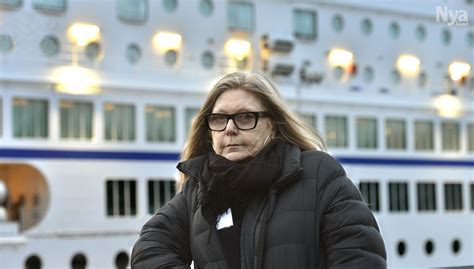 Elle est décrite comme une femme « agréable, d'âge moyen, belle, mais sans recherche dans sa toilette » 2. Hon ansvarar för Agatha Christie-inspelningar | Nya Åland
