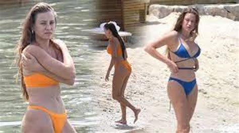 Serenay Sarıkaya turuncu bikinisiyle beğeni topladı