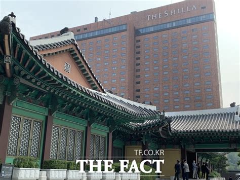 단독아모레 장녀 서민정, 보광 장남 홍정환과 27일 약혼식. TF현장 '서경배 장녀' 서민정 약혼식…신라호텔 영빈관 '삼엄 ...