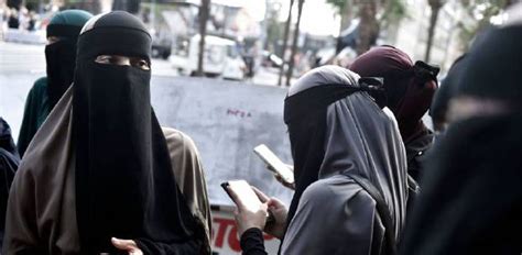 Niqab Squad Bursts Onto Scene As Growing Number Of Indo Women Choose