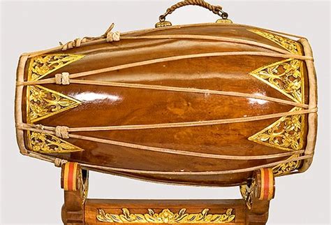 Alat musik perkusi khas kalimantan selatan ini terbuat dari batang mambu yang dipotong setengah dan meruncing di bagian ujungnya. 23+ Alat Musik Tradisional Kalimantan {Gambar+Penjelasan} Lengkap!
