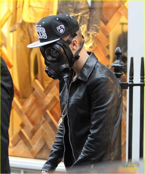 Full Sized Photo Of Justin Bieber Wears Gas Mask While Shopping 02 Justin Bieber Wears Gas