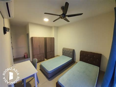 42m symphony house, ara damansara local business. Ara Damansara 私人浴室的大房 Master room with private bathroom ...