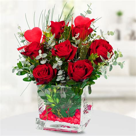 Send Flowers Turkey 7 Red Roses In Square Vase With Hearts From 36usd