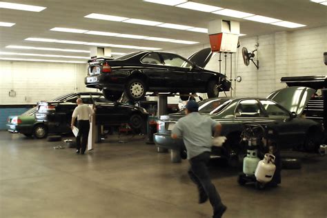 The Pros And Cons Of Having Your Car Serviced By The Manufacturers