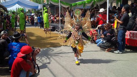 Tiang bendera dari bambu jemuran. Banyuwangi - Merdeka.com | Warga Gintangan sulap bambu jadi kostum karnaval yang unik