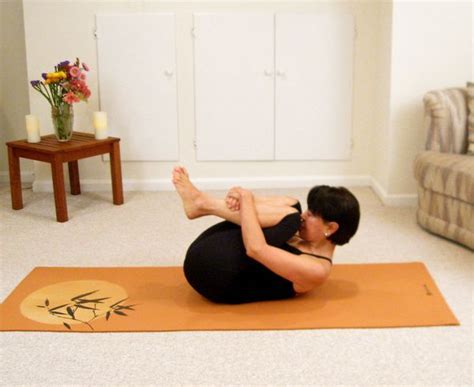 Warm up yoga for beginners. Hatha Yoga for Beginners: Easy Egg Roll Warm Up - Yoga at ...