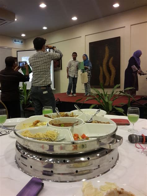 Tentatif 7.45 pendaftaran tetamu (bekas pelajar) 8.00 ketibaan tetamu (bekas tenaga pengajar) 8.15 majlis makan malam bermula. Majlis Makan Malam - TRANSFORMASI OKU MELALUI EDU TOURISM