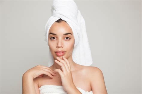 Femme Détendue Après La Douche Photo Gratuite