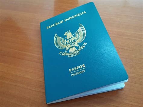 Passport photos are a necessity if you're traveling abroad or if you are completing local government forms. Membuat Paspor
