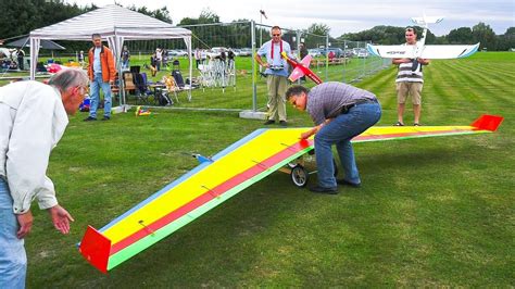 Giant Rc Model One Wing Airplane Flying Wing Albatros In Demo Flight