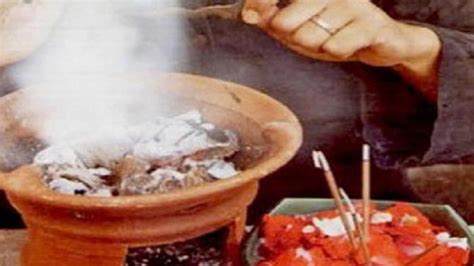 Kemudian pencampuran dari berbagai benda tersebut dirapalkan sebuah mantera pemanggilan jin perewangan. Inilah 5 Tanaman yang Ditakuti Jin dan Setan, Ampuh ...