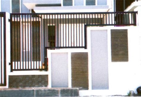 Tenang, model pagar berikut ini dapat anda aplikasikan untuk dengan menggunakan model pagar polos dan simple, tentu membuat kesan sederhana semakin melekat pada rumah anda. 15 Model Pagar Rumah Minimalis Sederhana