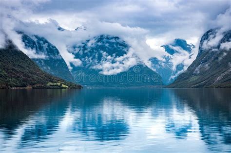 Lac Lovatnet Près De Loen En Norvège Image Stock Image Du Glaciers