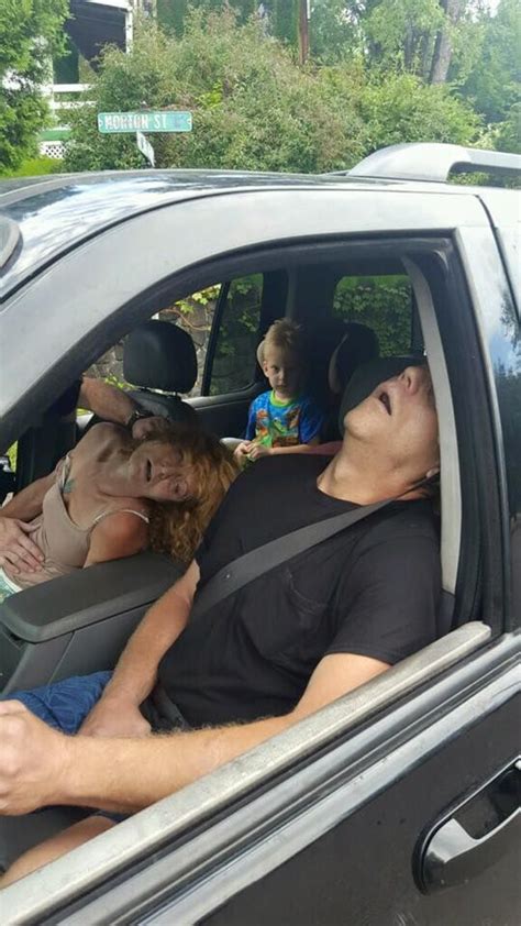 Родители наркоманы вырубились под героином в машине с четырехлетним ребенком на заднем сиденье